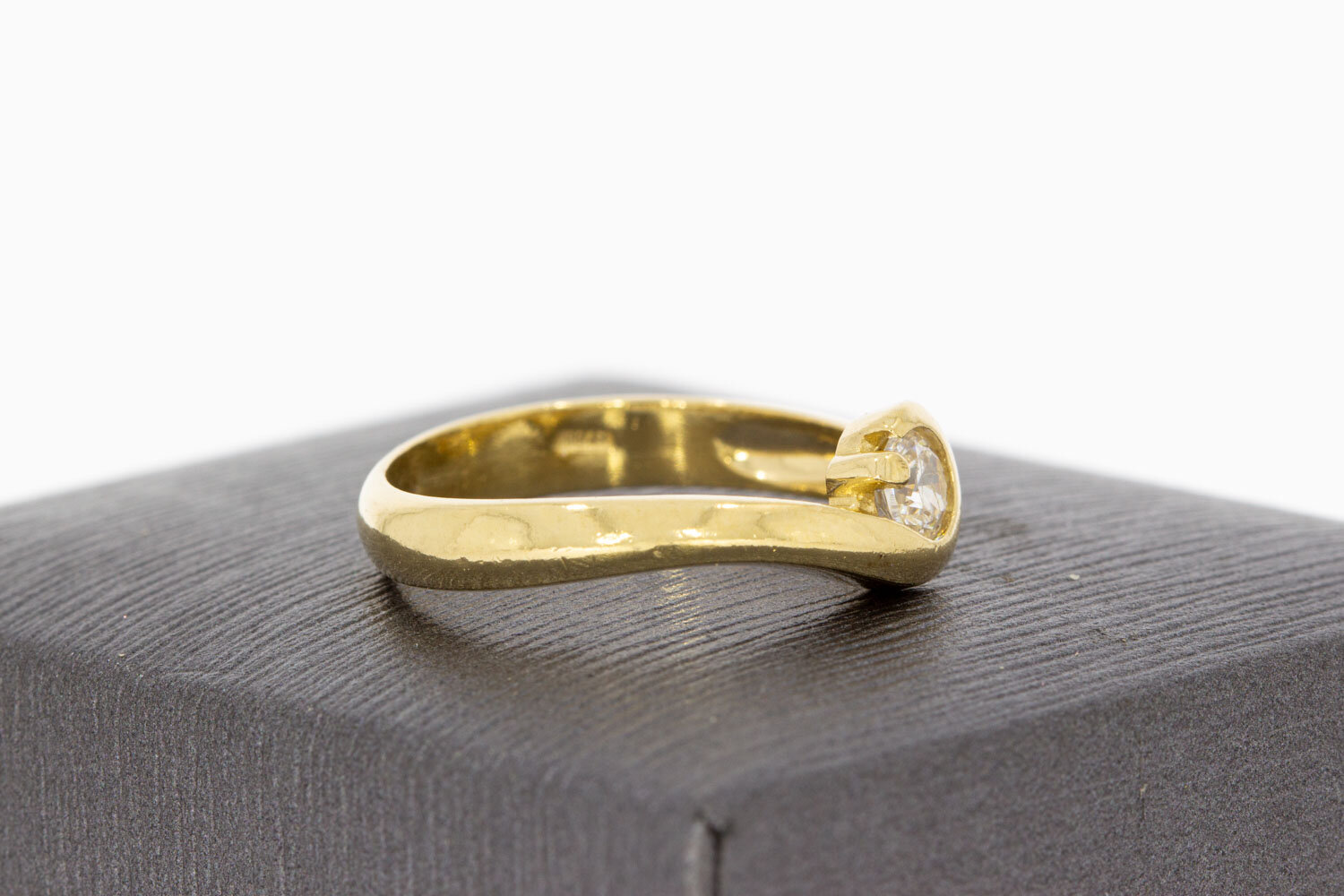 Geschwungene ring aus 585 Gold mit Zirkonia - 18,1 mm