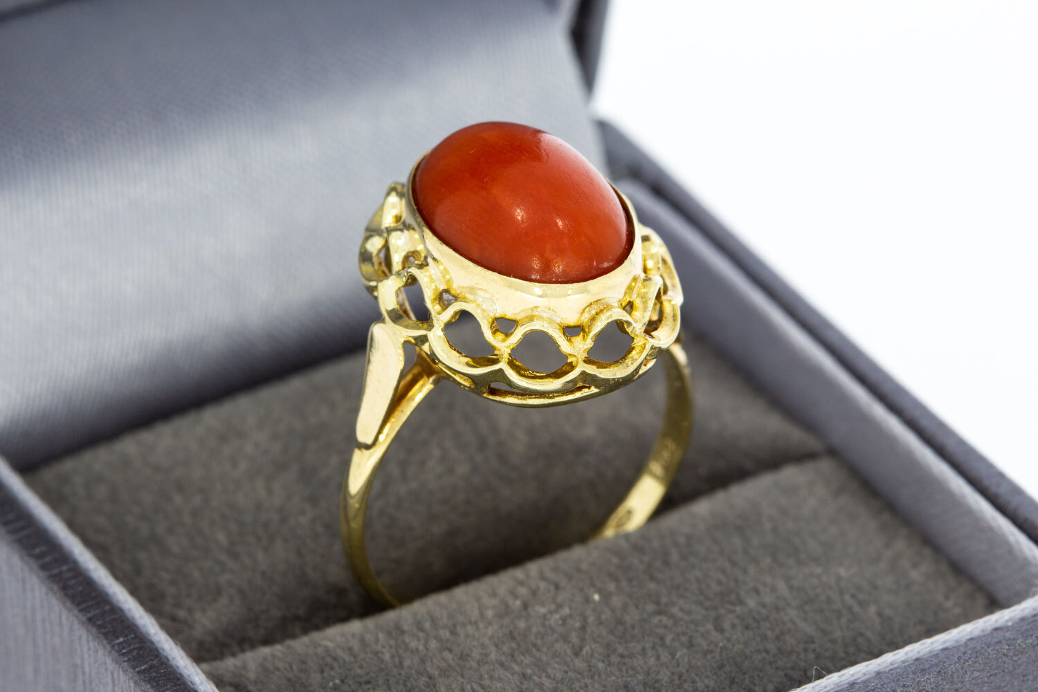 Vintage Ring aus 14 Karat Gold mit roter Koralle - 18,3 mm