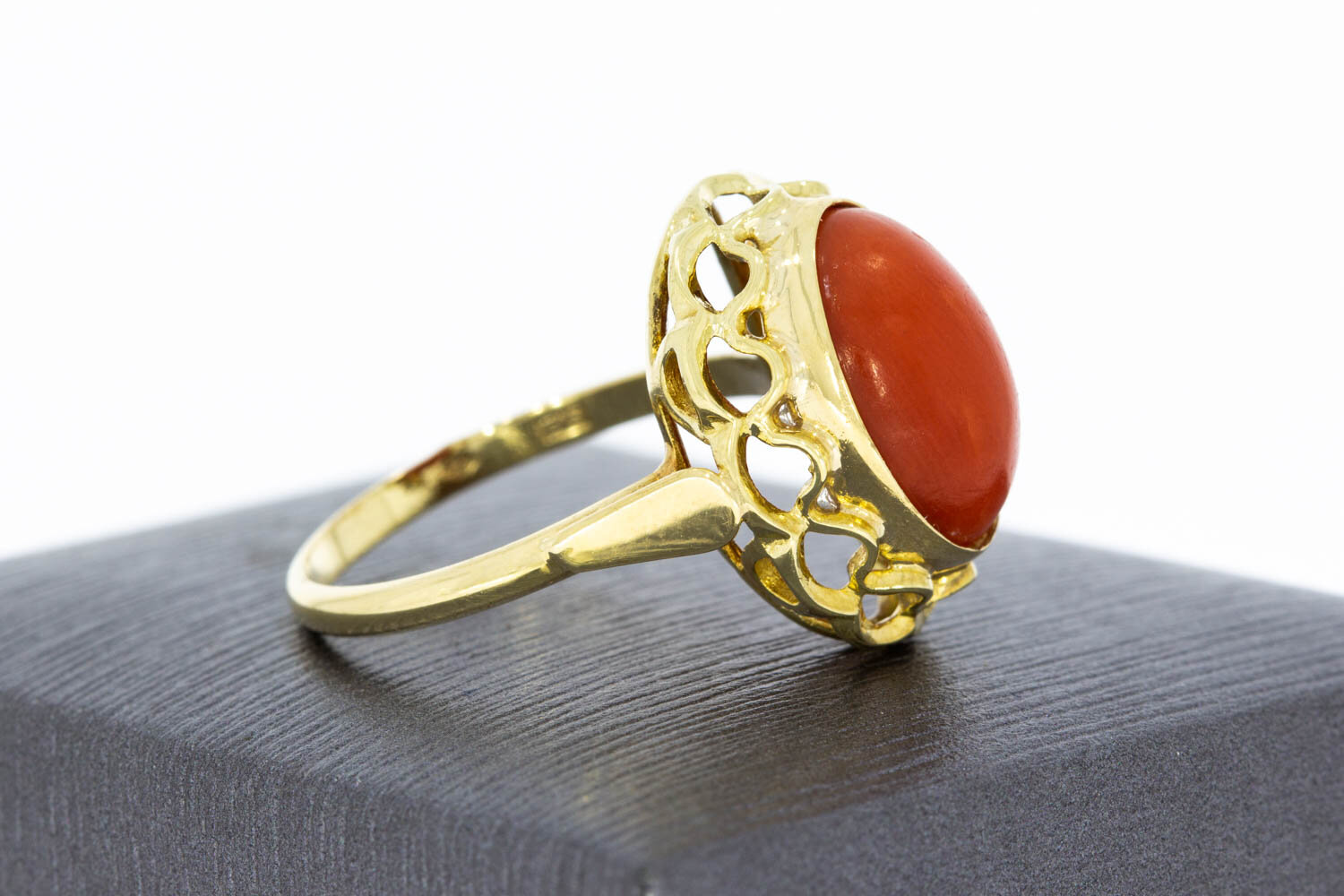 Vintage Ring aus 14 Karat Gold mit roter Koralle - 18,3 mm