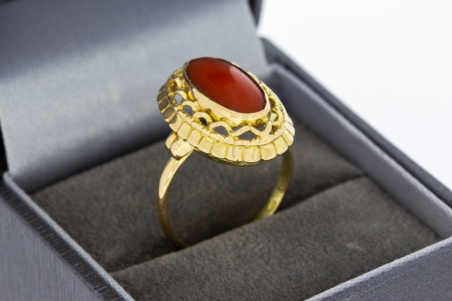 Vintage Ring mit roter Koralle 14 Karat Gold - 17,6 mm