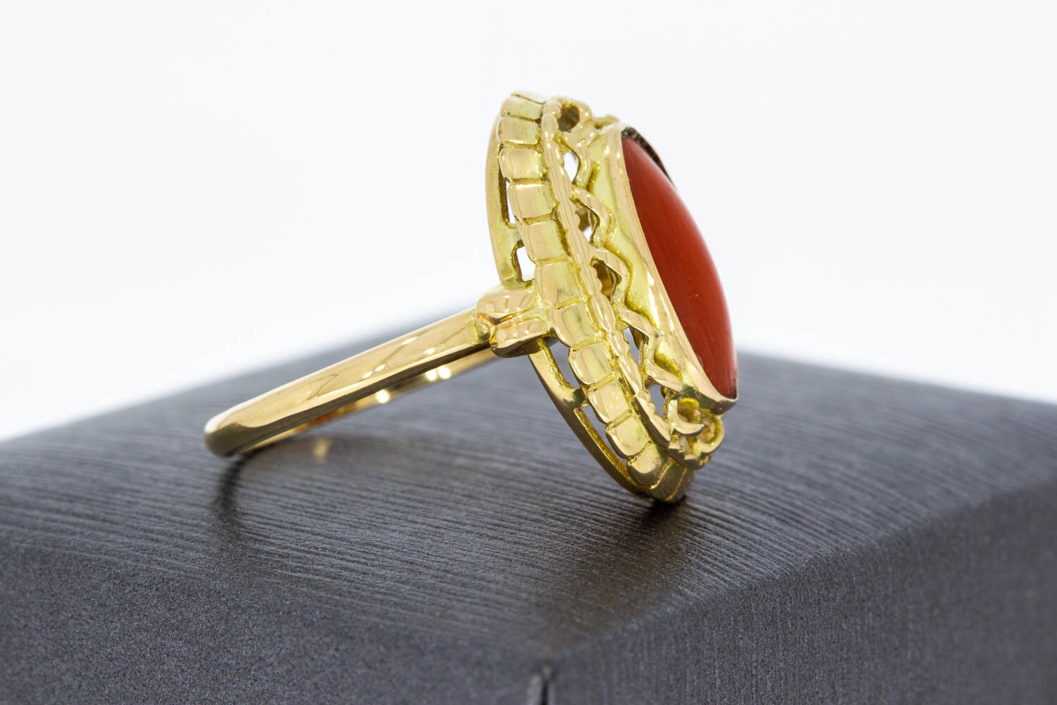 Vintage Ring mit roter Koralle 14 Karat Gold - 17,6 mm
