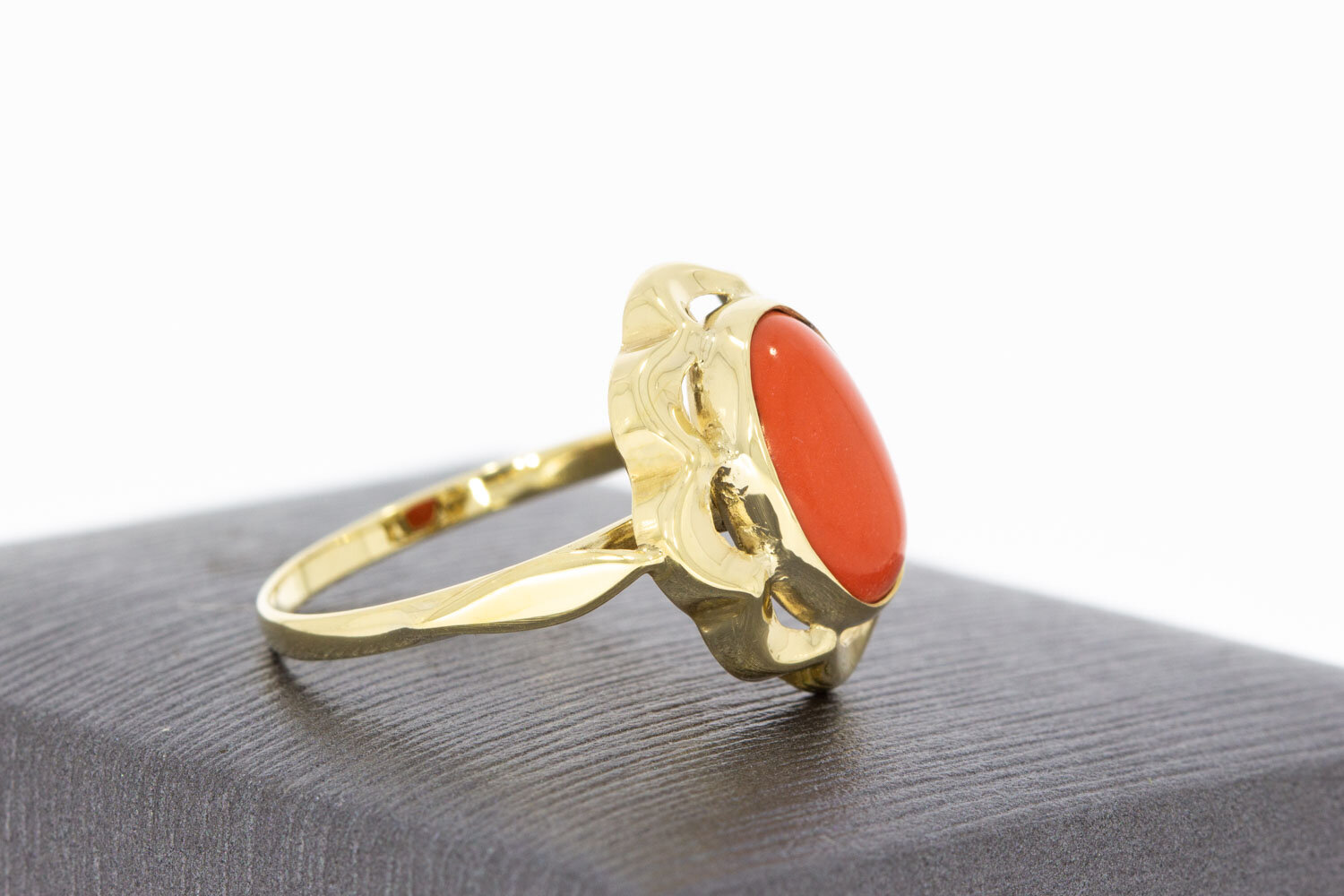 Pinky Ring aus 14 Karat Gold mit roter Koralle - 18,1 mm