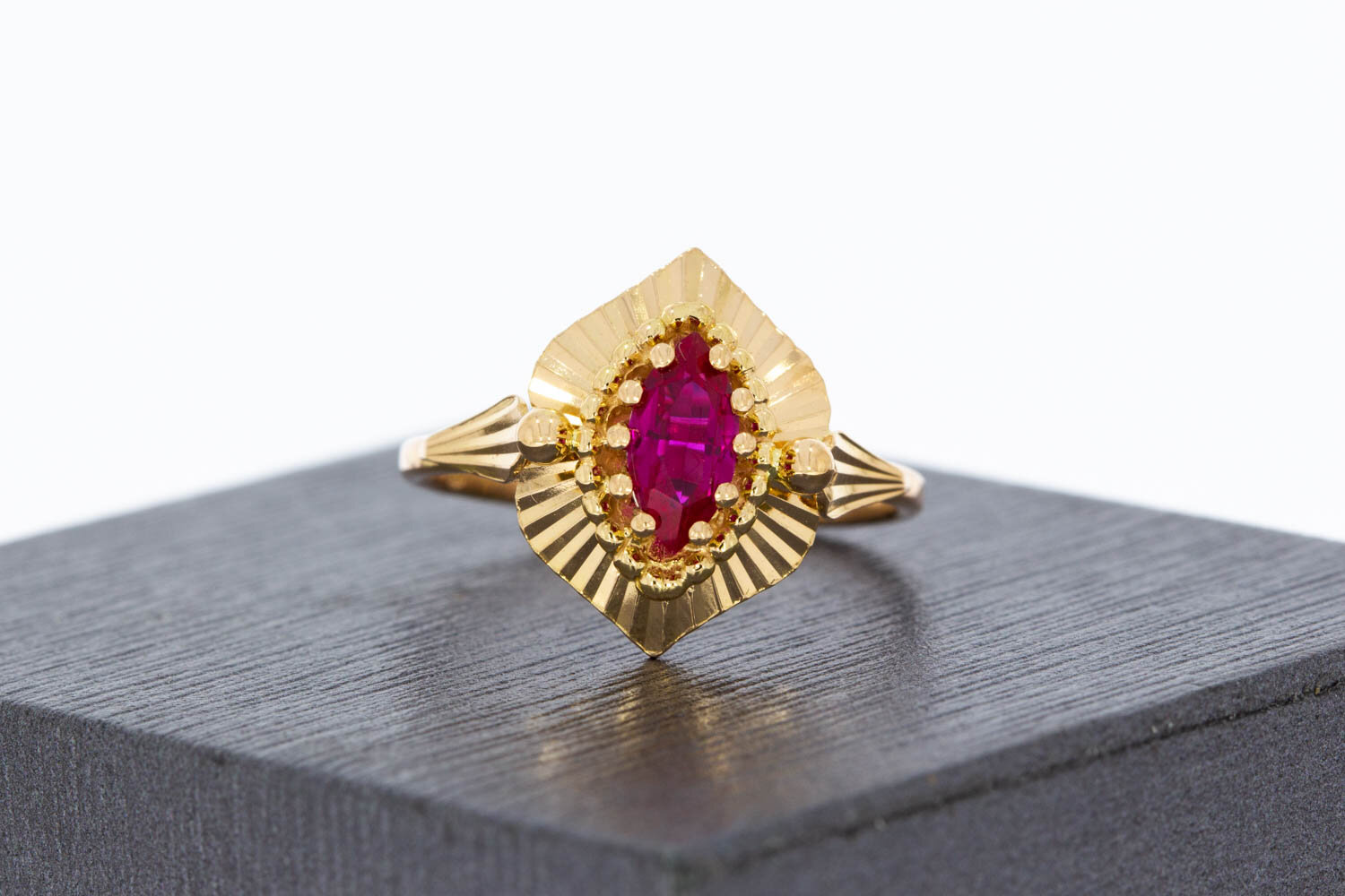 Vintage Rubin Ring 18 Karat Gold - 16,7 mm