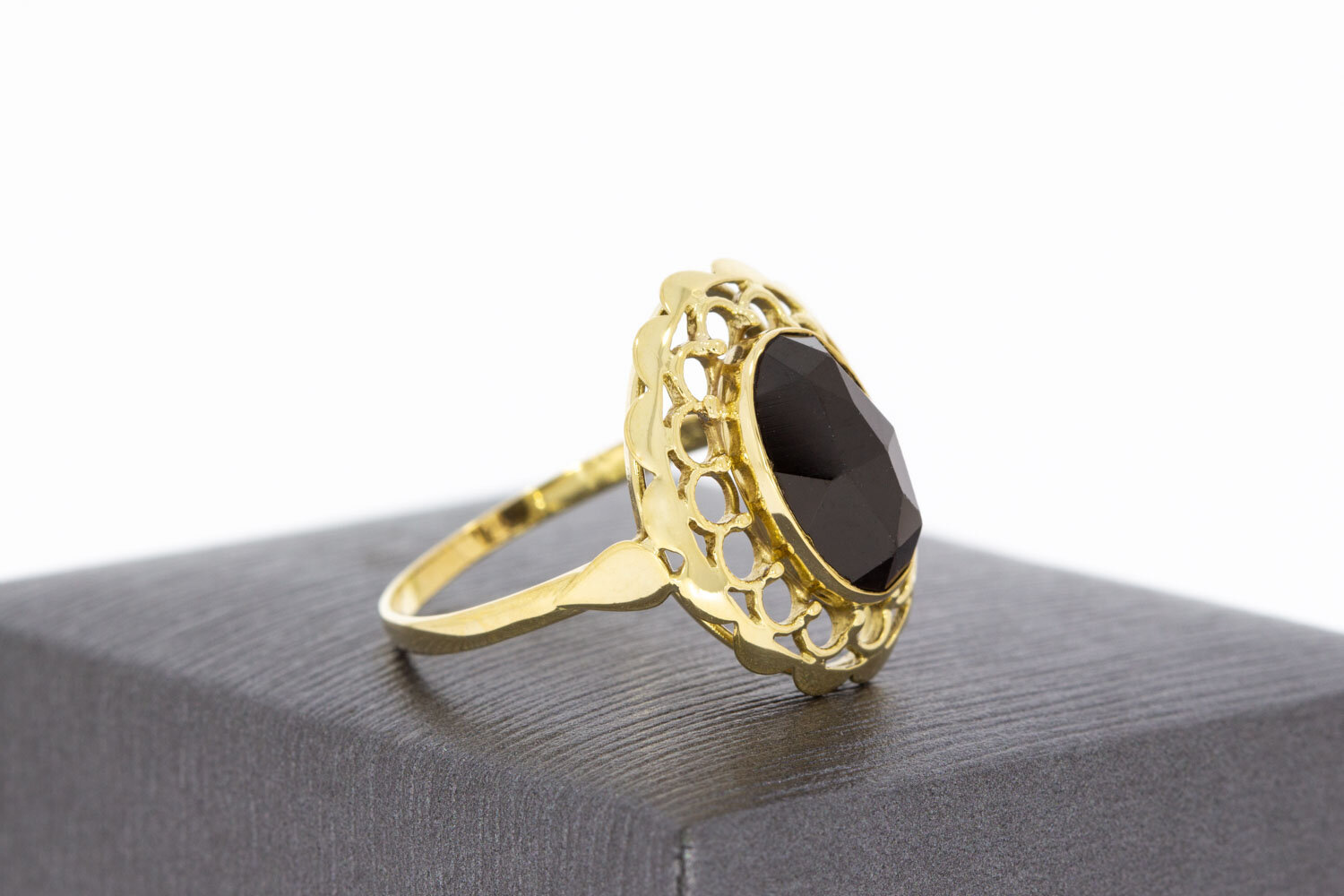 Vintage yellow gold ring top