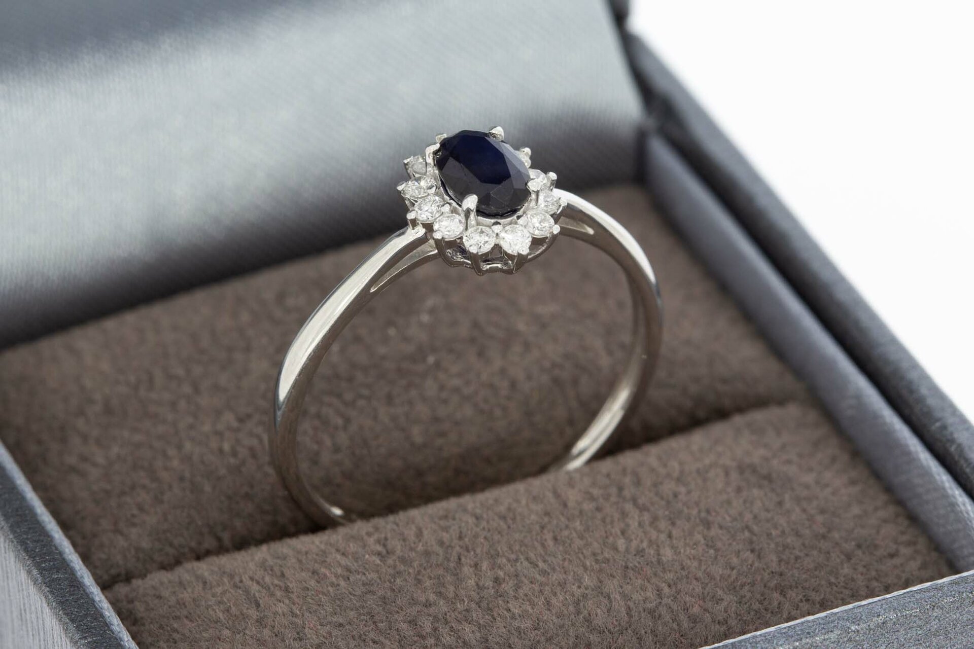 9 Karat Wei&szlig;gold Solit&auml;rring Damen mit Saphir - Ringgr&ouml;&szlig;e 57