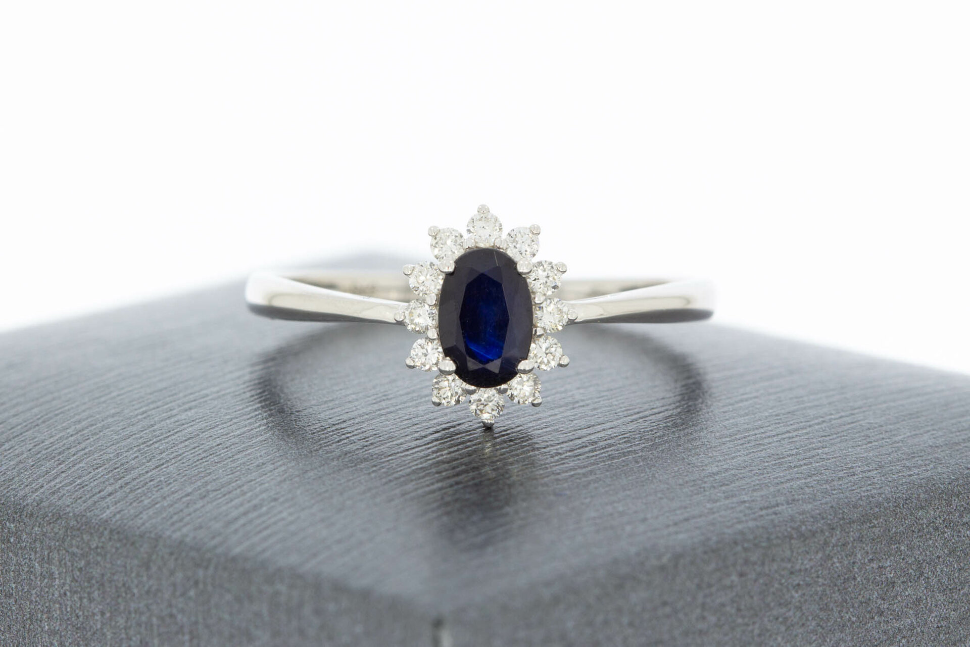 9 Karat Wei&szlig;gold Solit&auml;rring Damen mit Saphir - Ringgr&ouml;&szlig;e 57