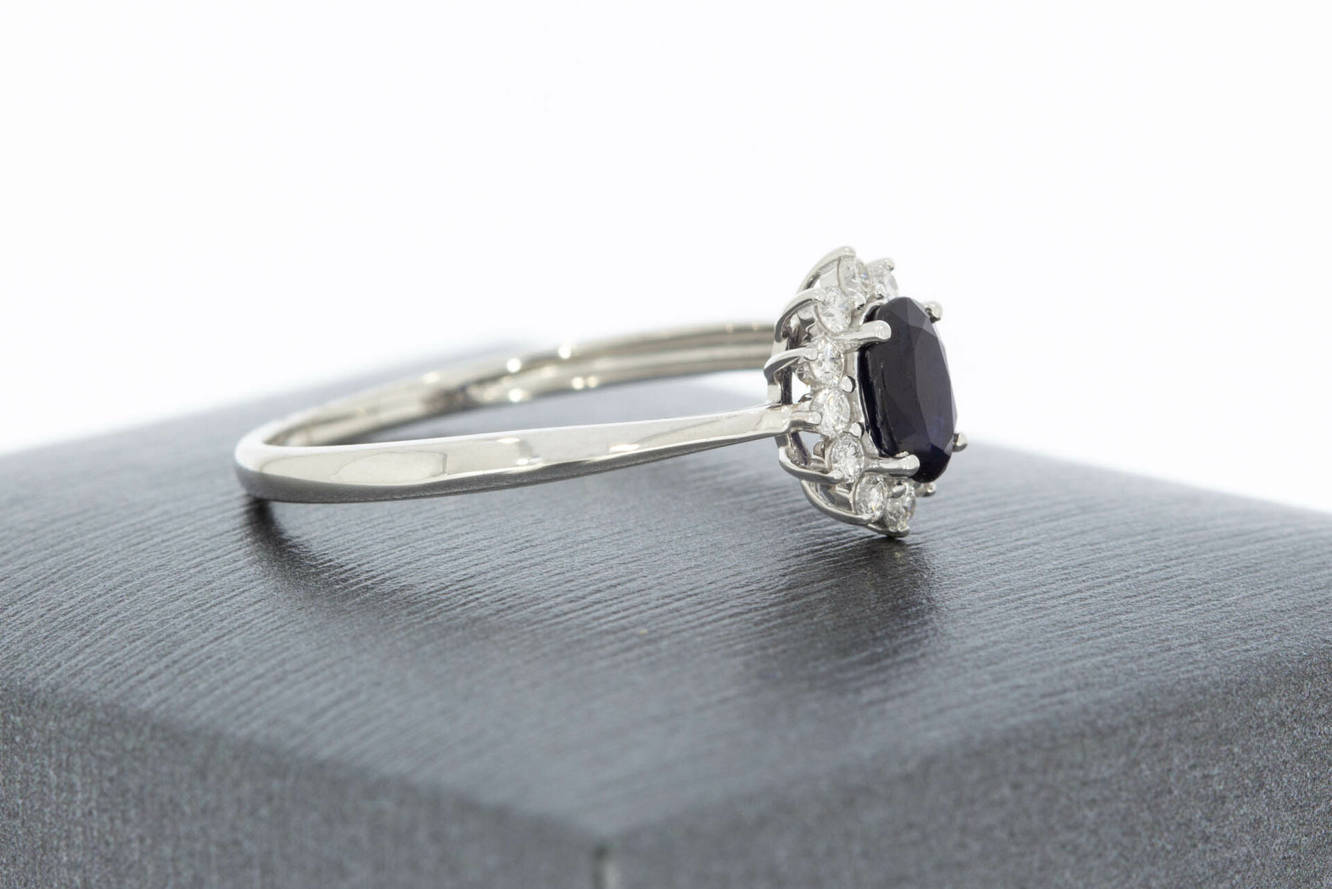 9 Karat Wei&szlig;gold Solit&auml;rring Damen mit Saphir - Ringgr&ouml;&szlig;e 57