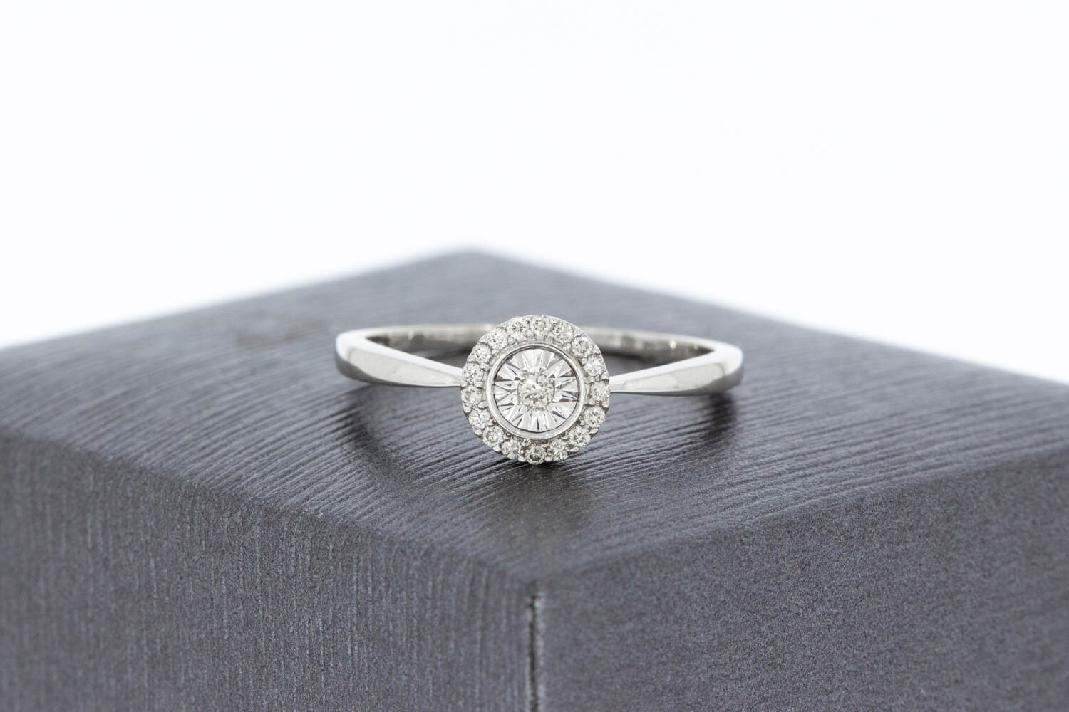 18 Karat Halo Diamantring - 17,1 mm