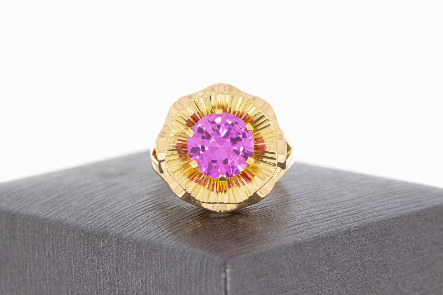 Vintage Ring 750 Gold mit Spinell - 16,8 mm