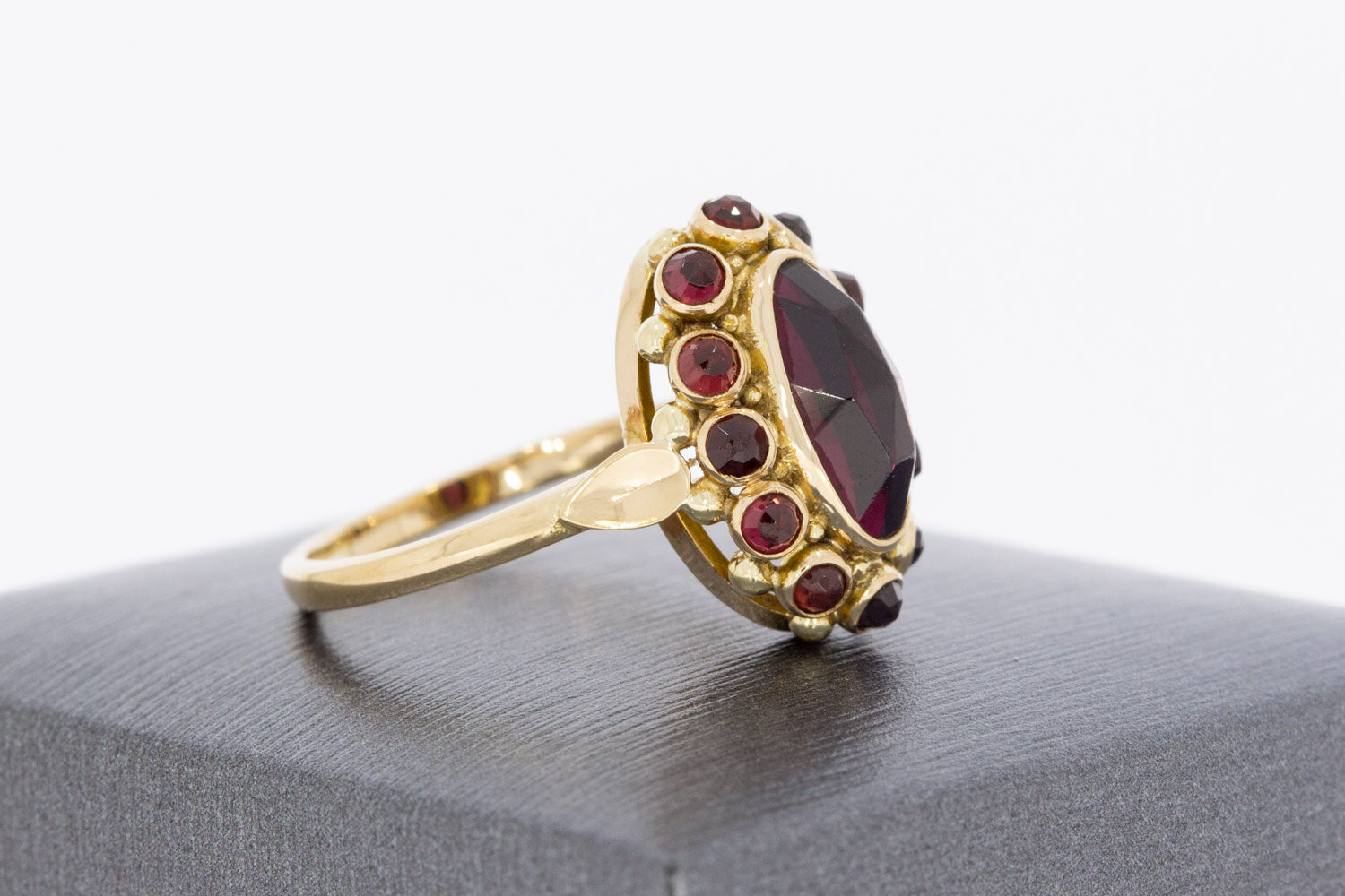 Vintage 18 Karat Gold Ring Damen mit Granat - Ringgr&ouml;&szlig;e 18,6