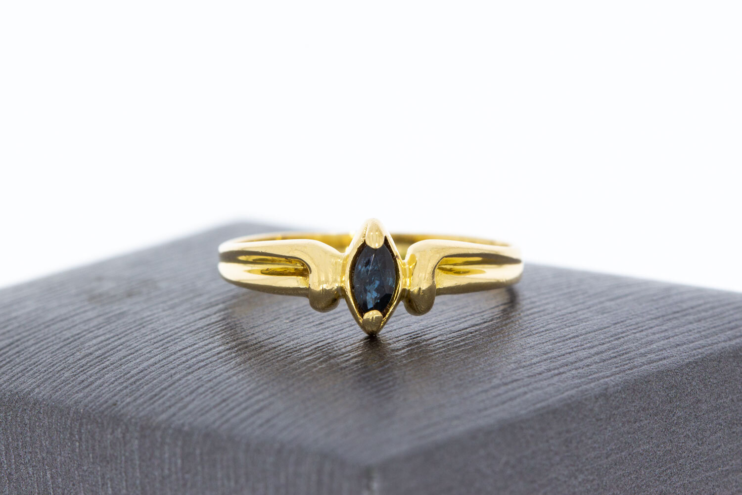 Vintage 18 Karat Gold Ring mit Saphir - Ringgr&ouml;&szlig;e 56, 2,4 g