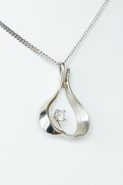 14 Karat Weißgold Anhänger mit Diamant