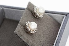 14 Karat Wei&szlig;gold Perlen Ohrstecker mit Diamant